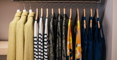 Armario abierto con la ropa colgada y ordenada
