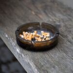 Cenicero con colillas sobre una mesa