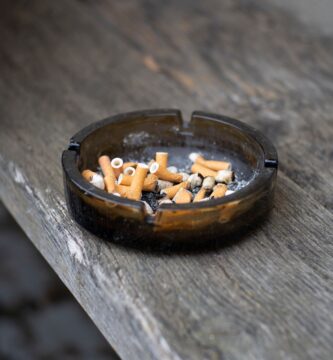 Cenicero con colillas sobre una mesa