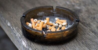 Cenicero con colillas sobre una mesa
