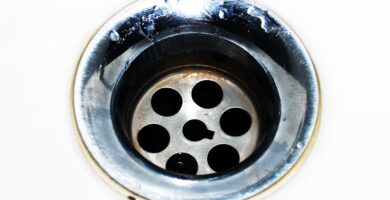 Desagüe de un fregadero de acero inoxidable visto de cerca
