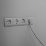 Enchufe de pared con varios aparatos conectados