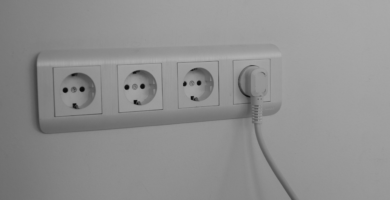 Enchufe de pared con varios aparatos conectados