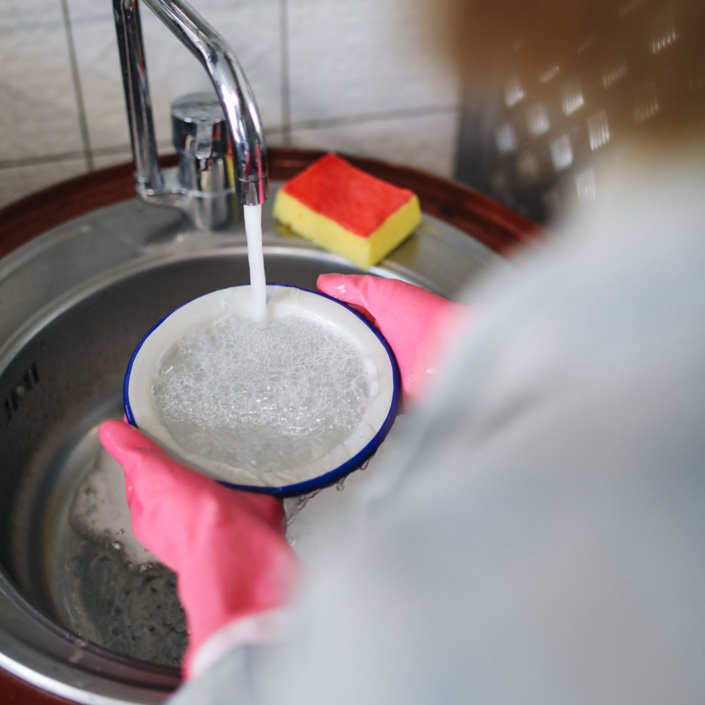 Fregadero de cocina lleno de agua con espuma