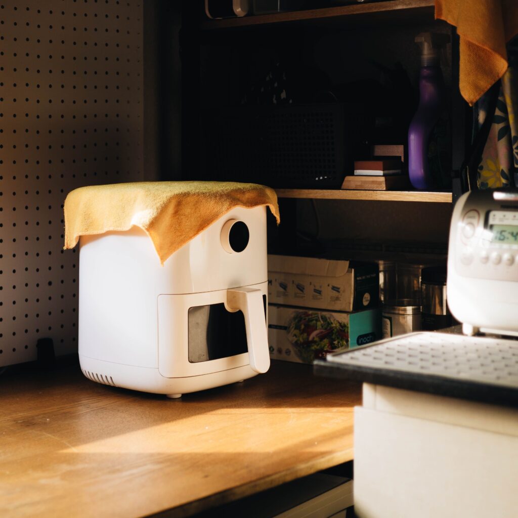Freidora de aire con el cajón abierto sobre la encimera de una cocina