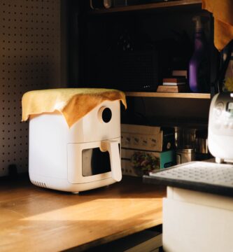 Freidora de aire con el cajón abierto sobre la encimera de una cocina