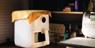 Freidora de aire con el cajón abierto sobre la encimera de una cocina