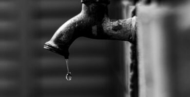 Grifo goteando con una gota cayendo del caño
