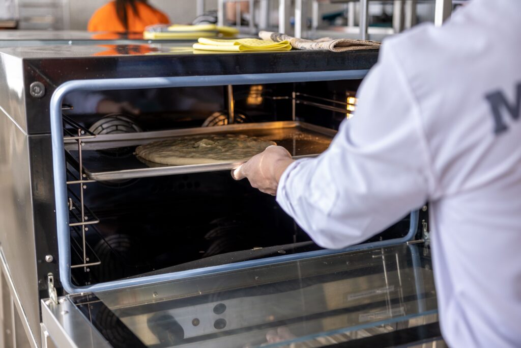 Interior de un horno doméstico con la puerta abierta