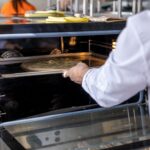 Interior de un horno doméstico con la puerta abierta