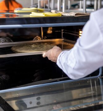 Interior de un horno doméstico con la puerta abierta