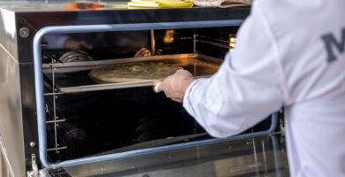 Interior de un horno doméstico con la puerta abierta