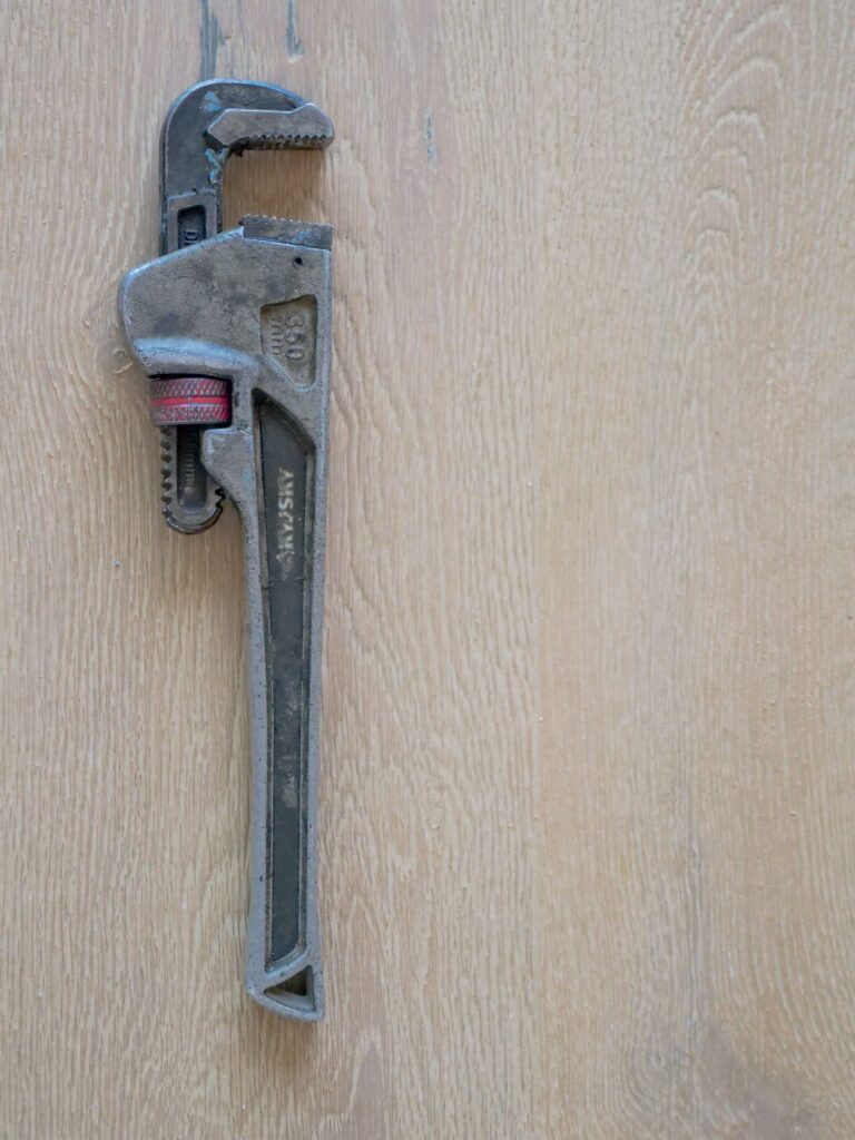 Llave grifa sobre una mesa de madera