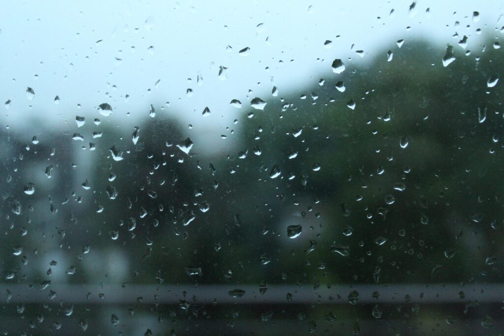 Gotas de agua sobre un cristal