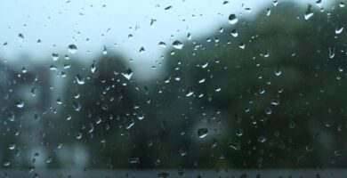 Gotas de agua sobre un cristal