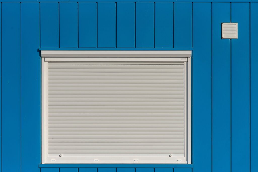 Persiana enrollable bajada en la ventana de una vivienda