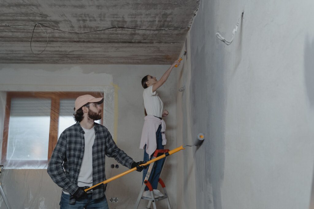 Pintando el techo de una habitación con rodillo