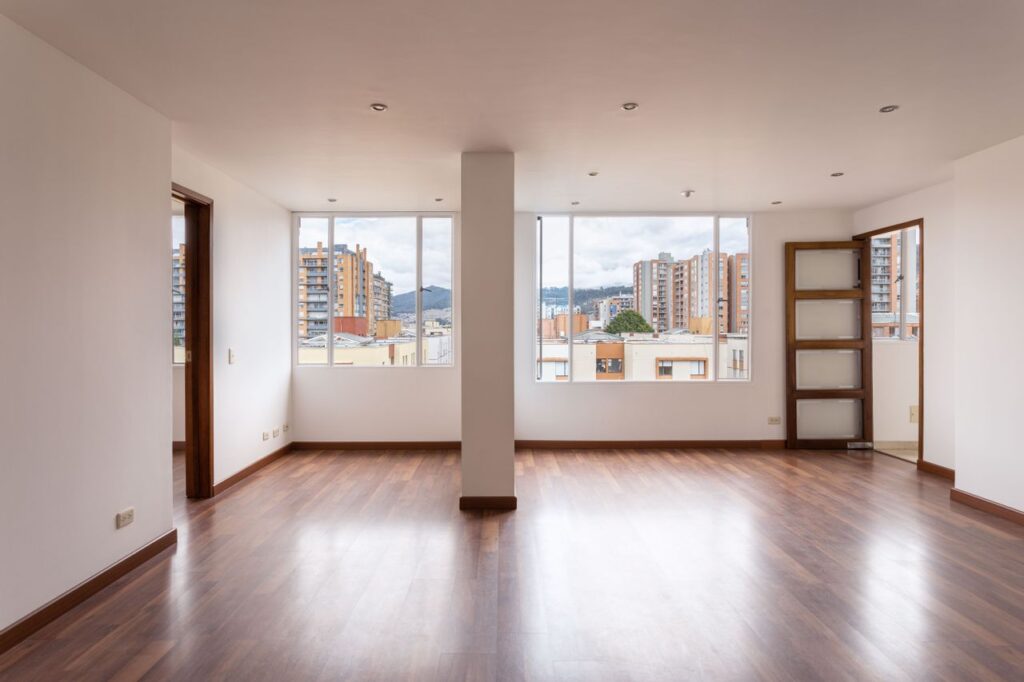 Salón vacío de un piso de alquiler con las paredes desnudas