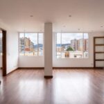 Salón vacío de un piso de alquiler con las paredes desnudas