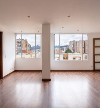 Salón vacío de un piso de alquiler con las paredes desnudas