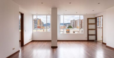 Salón vacío de un piso de alquiler con las paredes desnudas