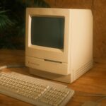 Ordenador antiguo con la carcasa de plástico beige amarilleada por los años