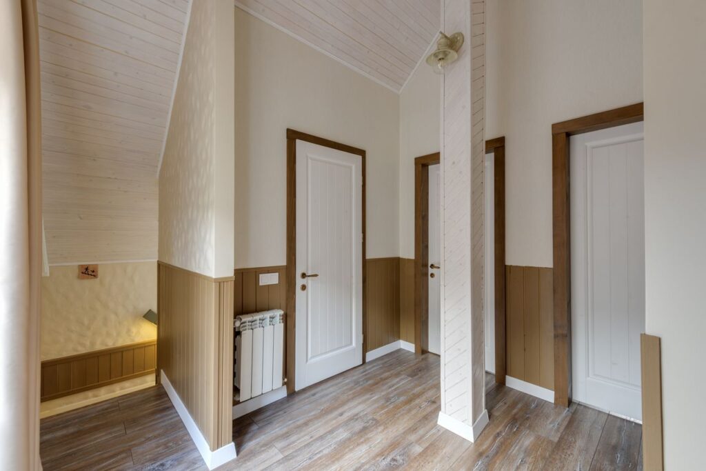Pasillo de una vivienda con varias puertas de madera de interior