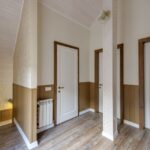Pasillo de una vivienda con varias puertas de madera de interior