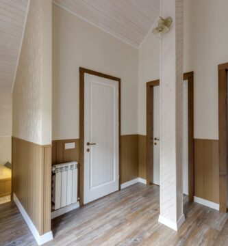 Pasillo de una vivienda con varias puertas de madera de interior