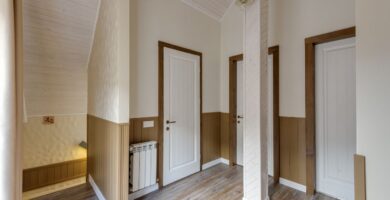 Pasillo de una vivienda con varias puertas de madera de interior