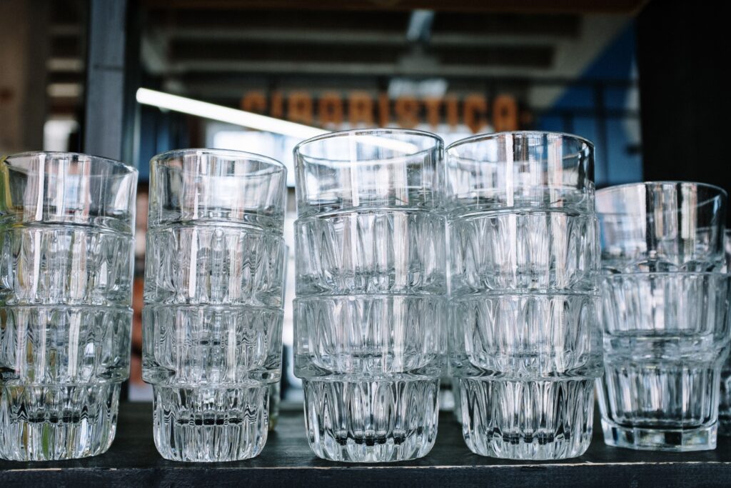 Varios vasos de cristal transparentes colocados boca abajo