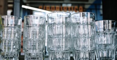 Varios vasos de cristal transparentes colocados boca abajo