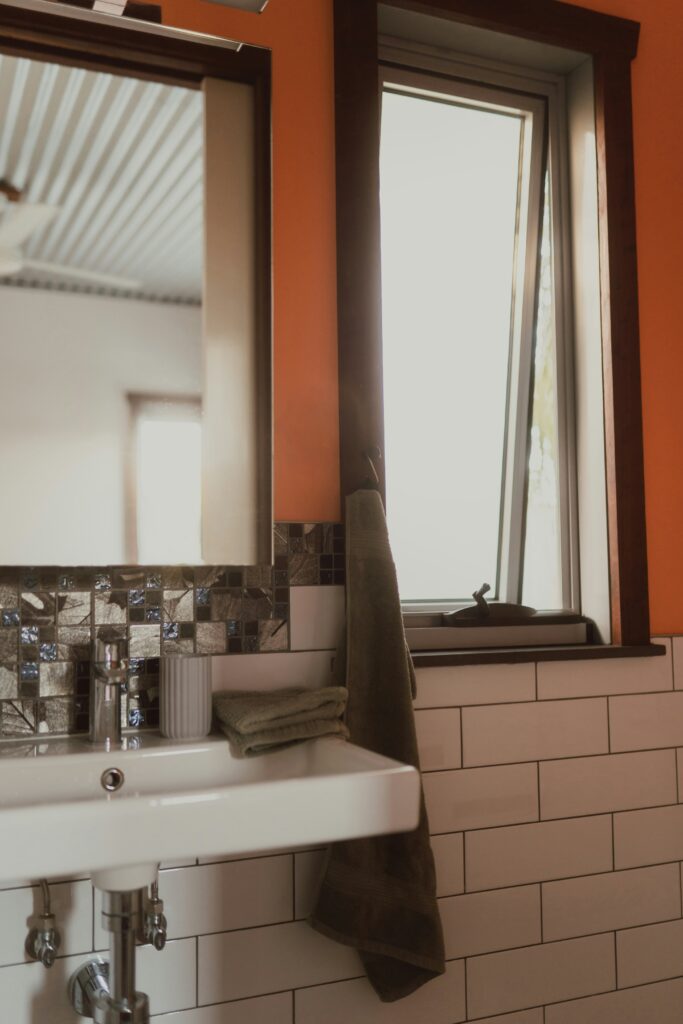 Ventana de baño abierta para ventilar después de la ducha