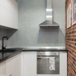 Campana extractora de acero inoxidable sobre la placa de una cocina