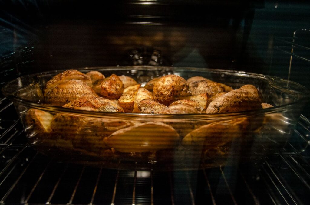 Interior de un horno encendido visto a través del cristal de la puerta
