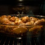 Interior de un horno encendido visto a través del cristal de la puerta