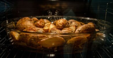Interior de un horno encendido visto a través del cristal de la puerta