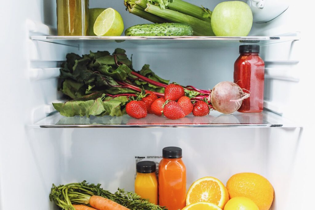 Interior de una nevera con fruta y verdura fresca en las baldas