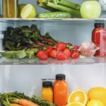 Interior de una nevera con fruta y verdura fresca en las baldas