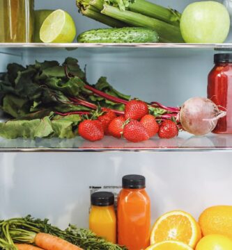 Interior de una nevera con fruta y verdura fresca en las baldas